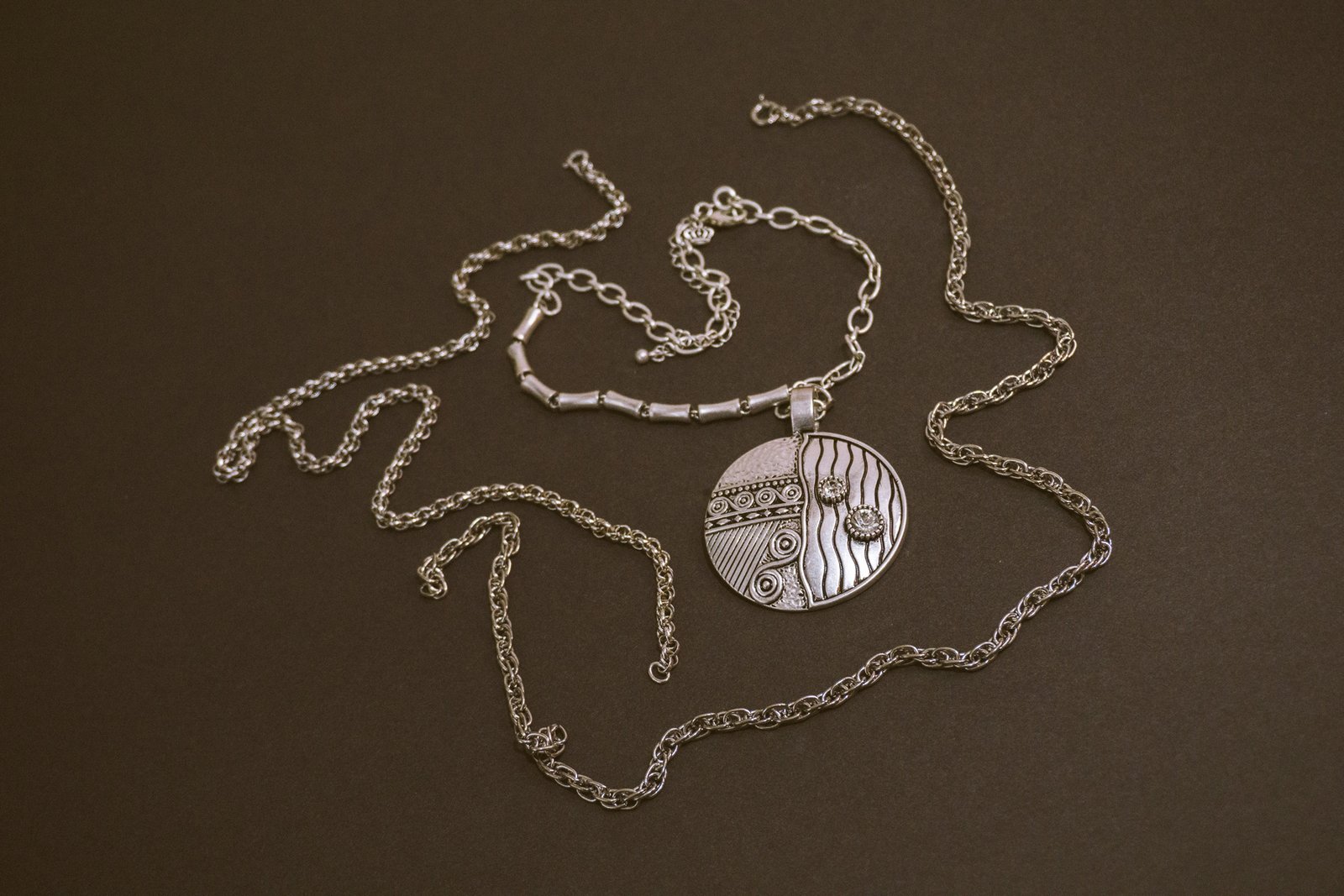 Dunkler Silberschmuck auf Oberfläche
