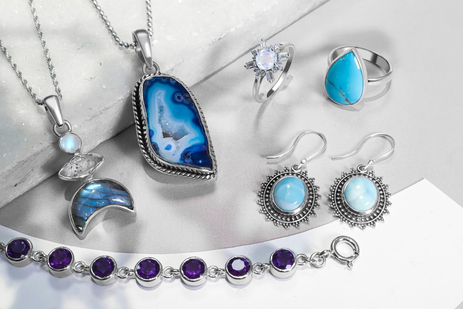 Silberschmuck wird poliert
