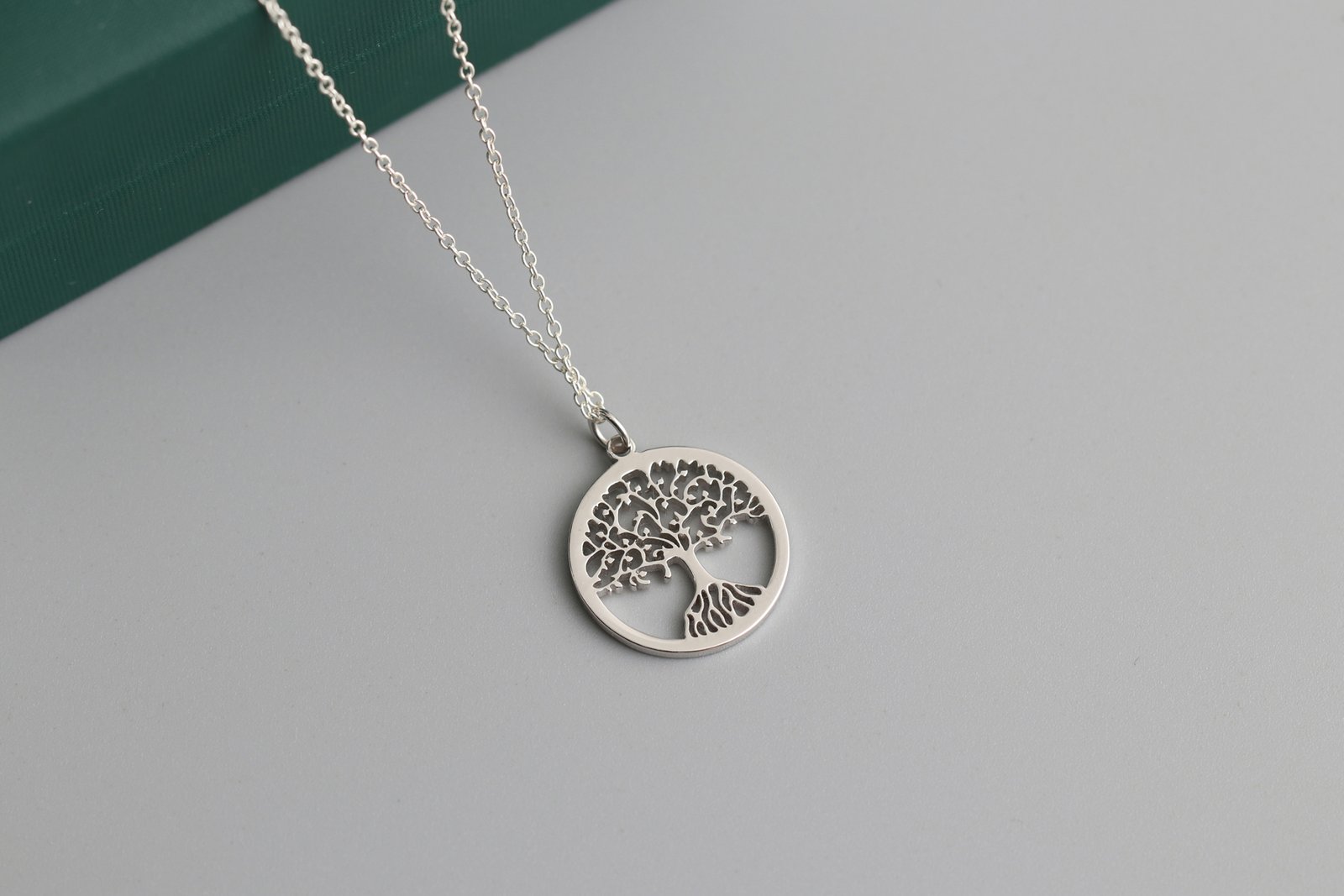 Schmuck wird mit Tuch getrocknet