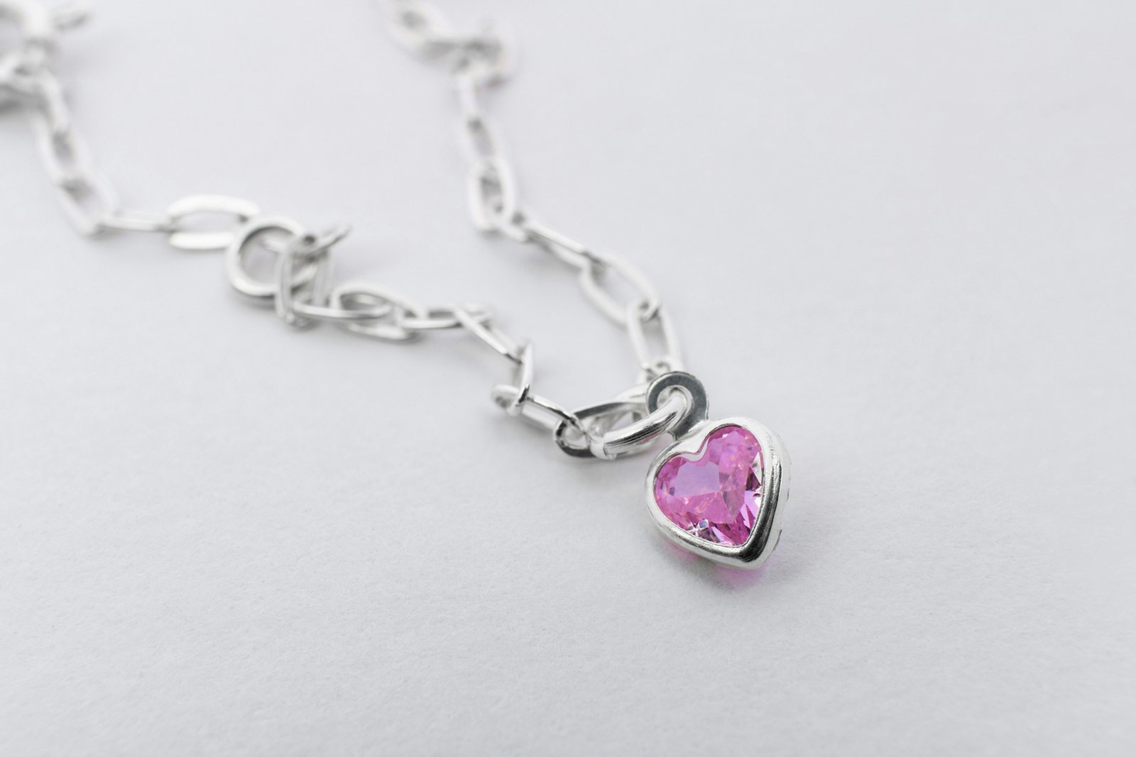 Schmuck wird mit Backpulver gereinigt