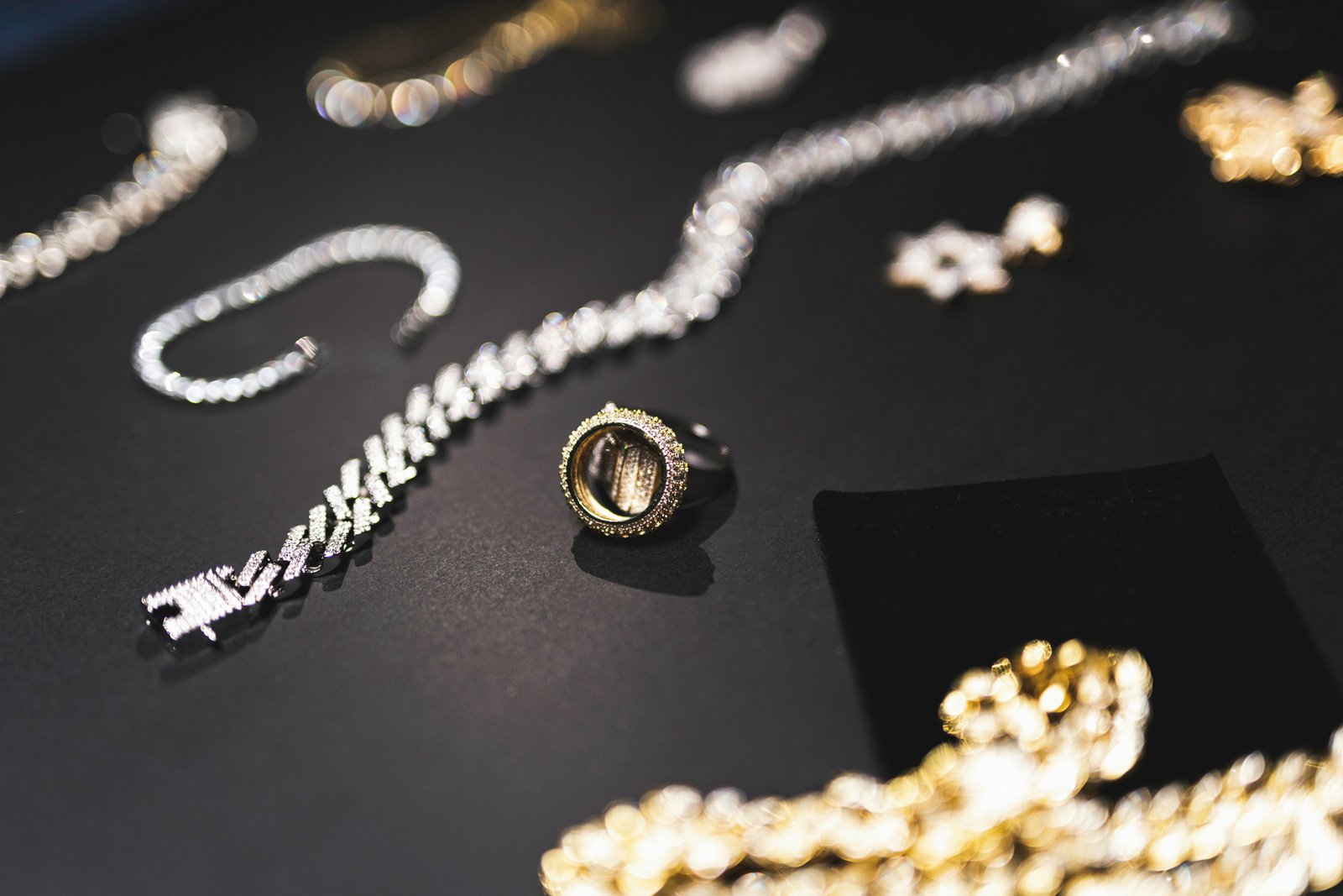 Schmuck wird zu Hause gereinigt