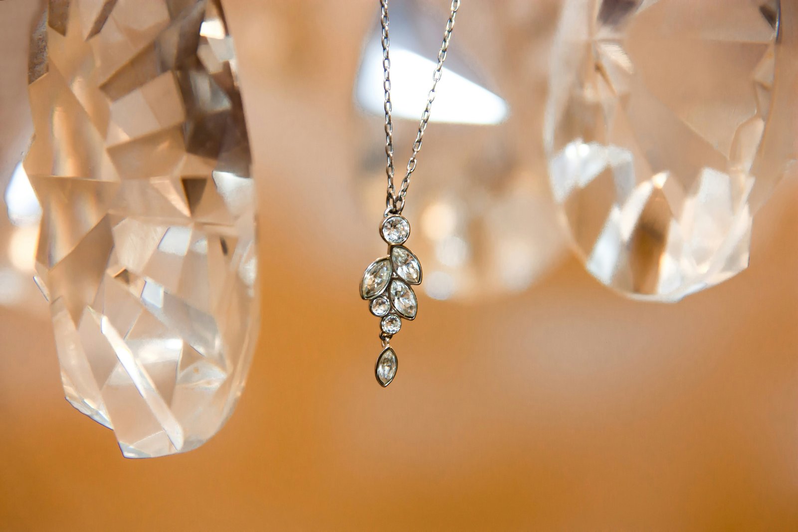 Empfindlicher Silberschmuck wird gereinigt
