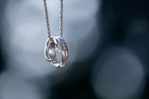 Schmuck in Reinigungsflüssigkeit