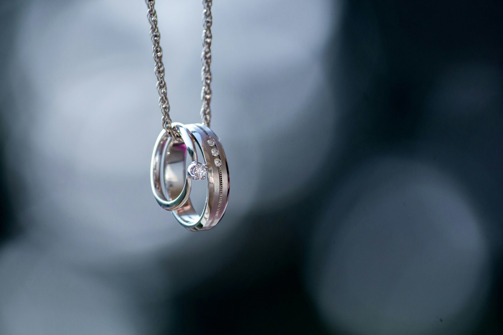 Schmuck in Reinigungsflüssigkeit
