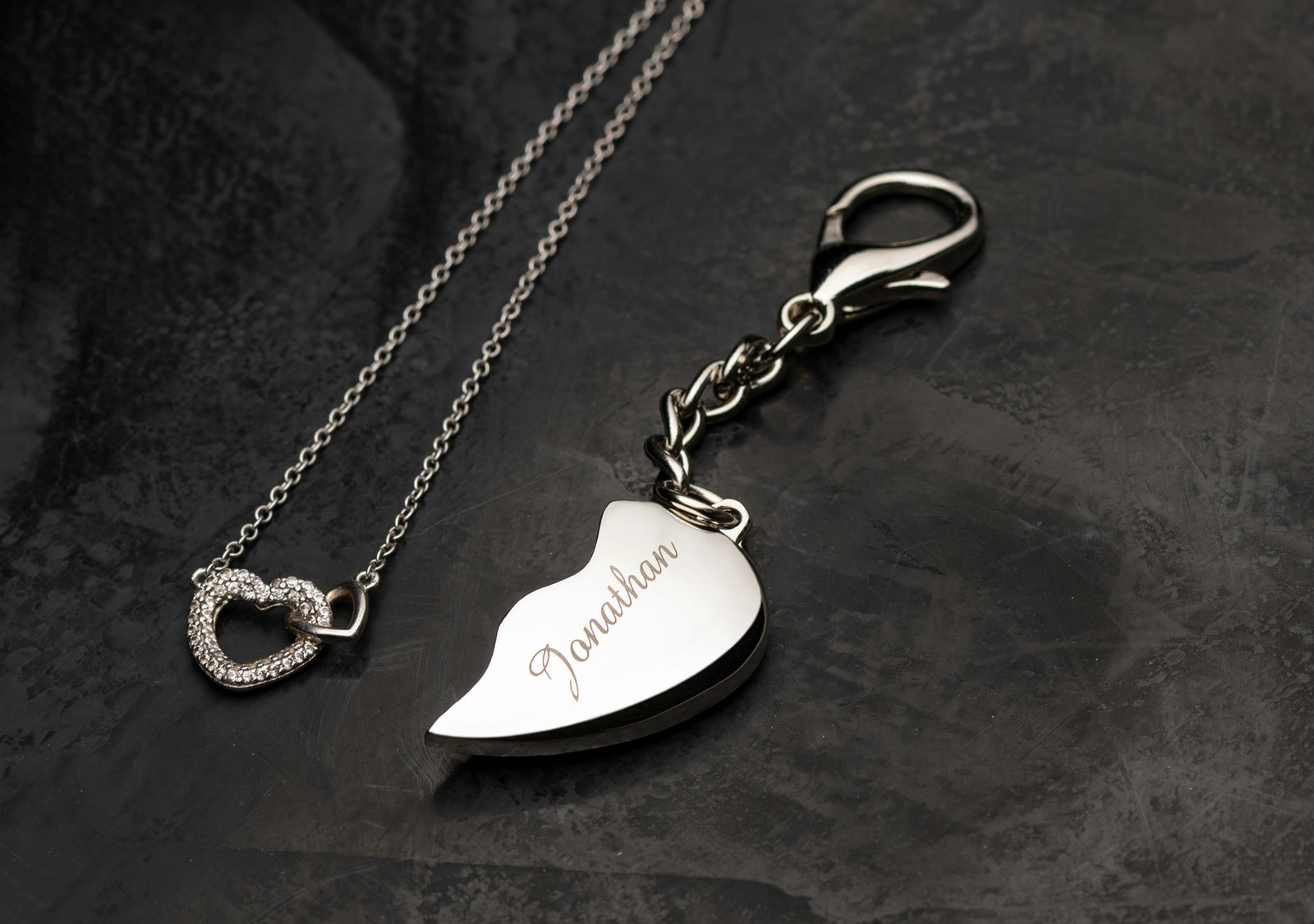 Schmuck wird mit Zitrone gereinigt