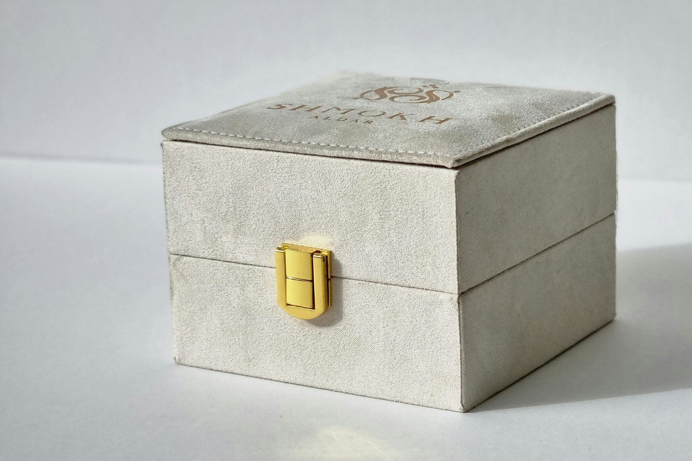 Silberschmuck wird in Box aufbewahrt